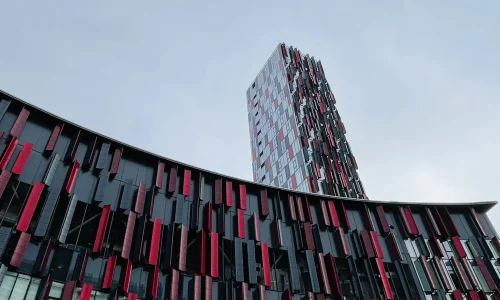 Новостройка у метро: плюсы, минусы и жизнь с постоянным фоном эскалатора